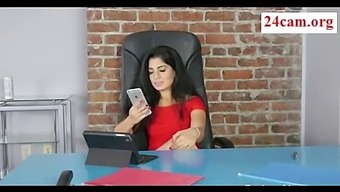 Чувствената Среща На Надя Али С Възрастен Мъж