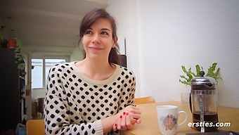 Миси Се Отдава На Самоудоволствие, Като Гали Небръснатата Си Интимна Област