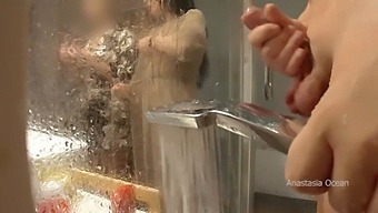 Keluarga Tiri Saya Yang Mesum: Ibu Tiri Masuk Saat Saya Mandi.